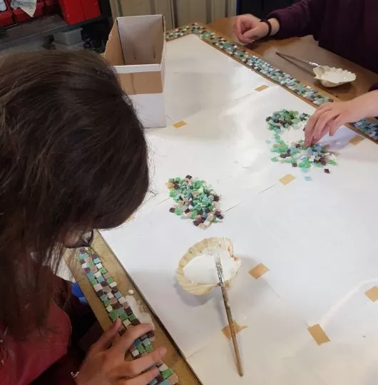 Miroir en mosaïque pour l'internat des filles